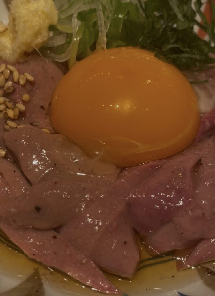 高田馬場「大衆酒場55」レバーユッケ