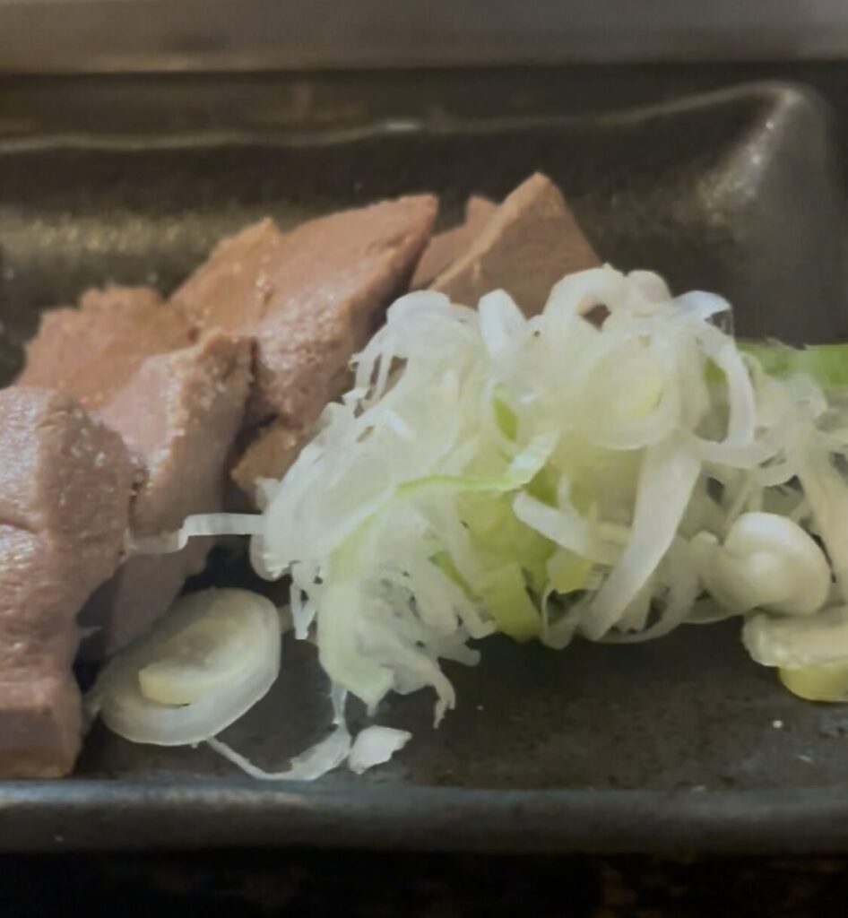 中野「四文屋」の冷製ホルモン レバ