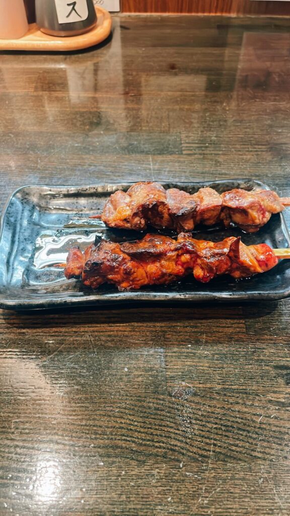 中野「食楽」の白レバー串焼き