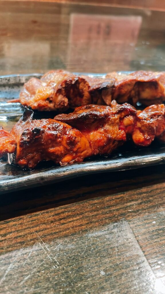 中野「食楽」の白レバー串焼き