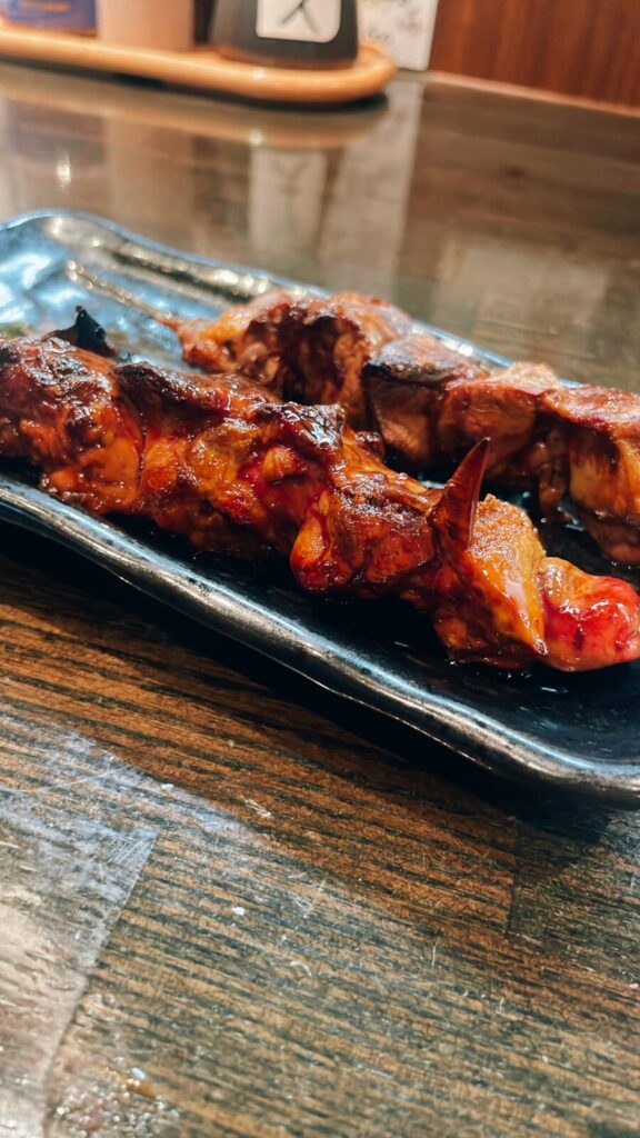 中野「食楽」の白レバー串焼き