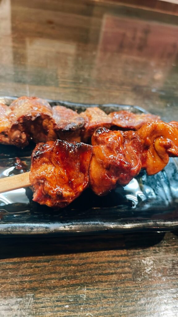 中野「食楽」の白レバー串焼き