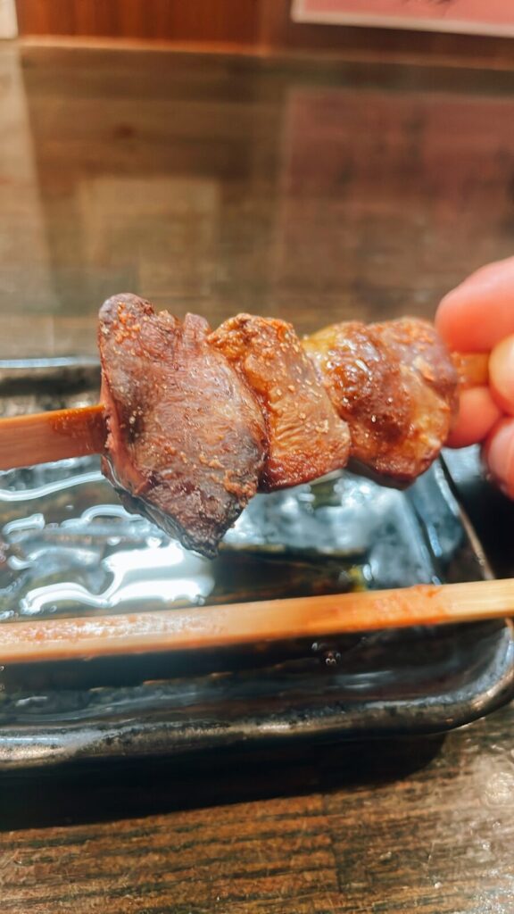 中野「食楽」の白レバー串焼き