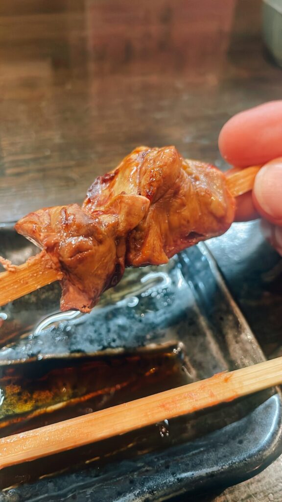 中野「食楽」の白レバー串焼き
