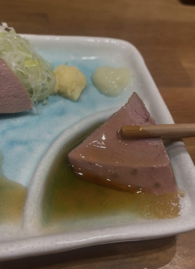 東京・大山 「やきとん といろ」低温調理レバ刺し 