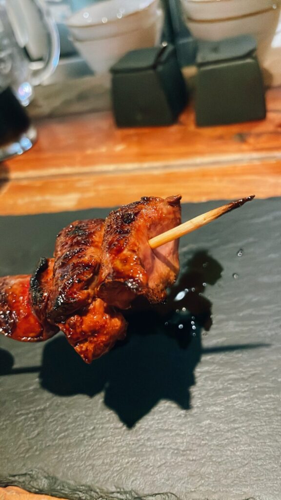 池袋「焼鳥唐揚げハイボール」の串焼レバー