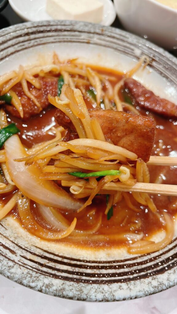要町「香港屋」のレバニラ炒め定食