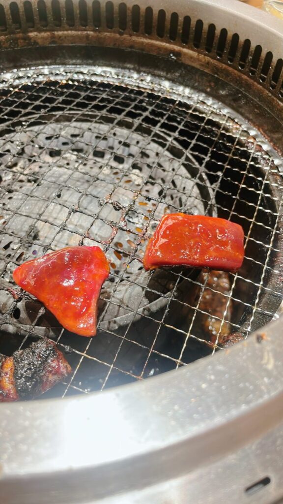 新宿の「焼肉きんぐ」の食べ放題の牛レバー