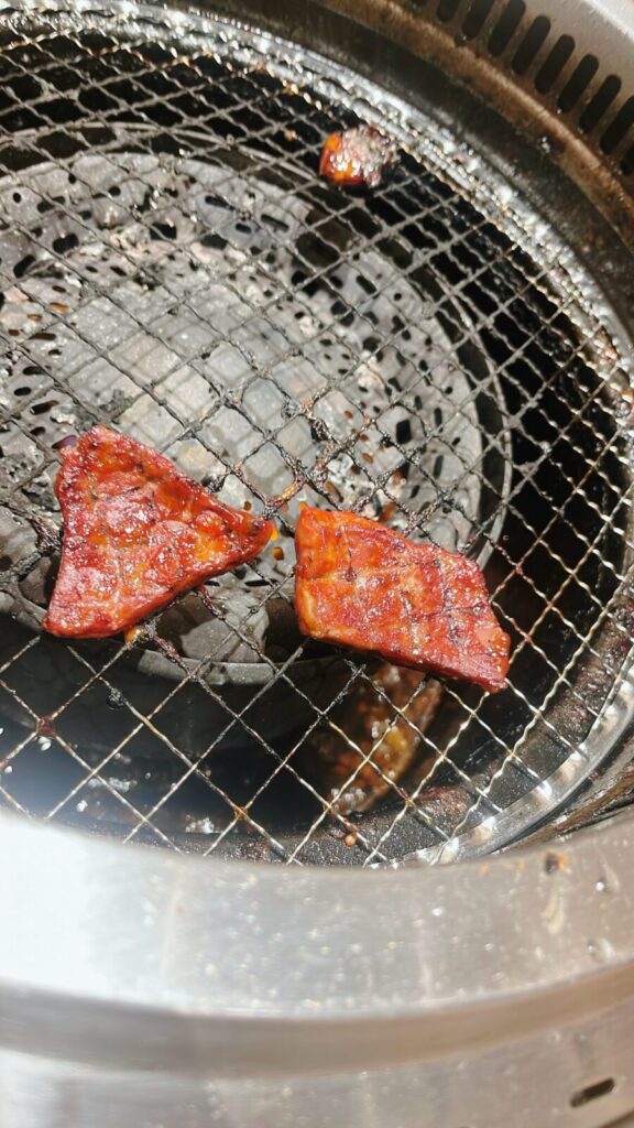 新宿の「焼肉きんぐ」の食べ放題の牛レバー