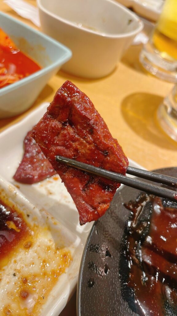 新宿の「焼肉きんぐ」の食べ放題の牛レバー